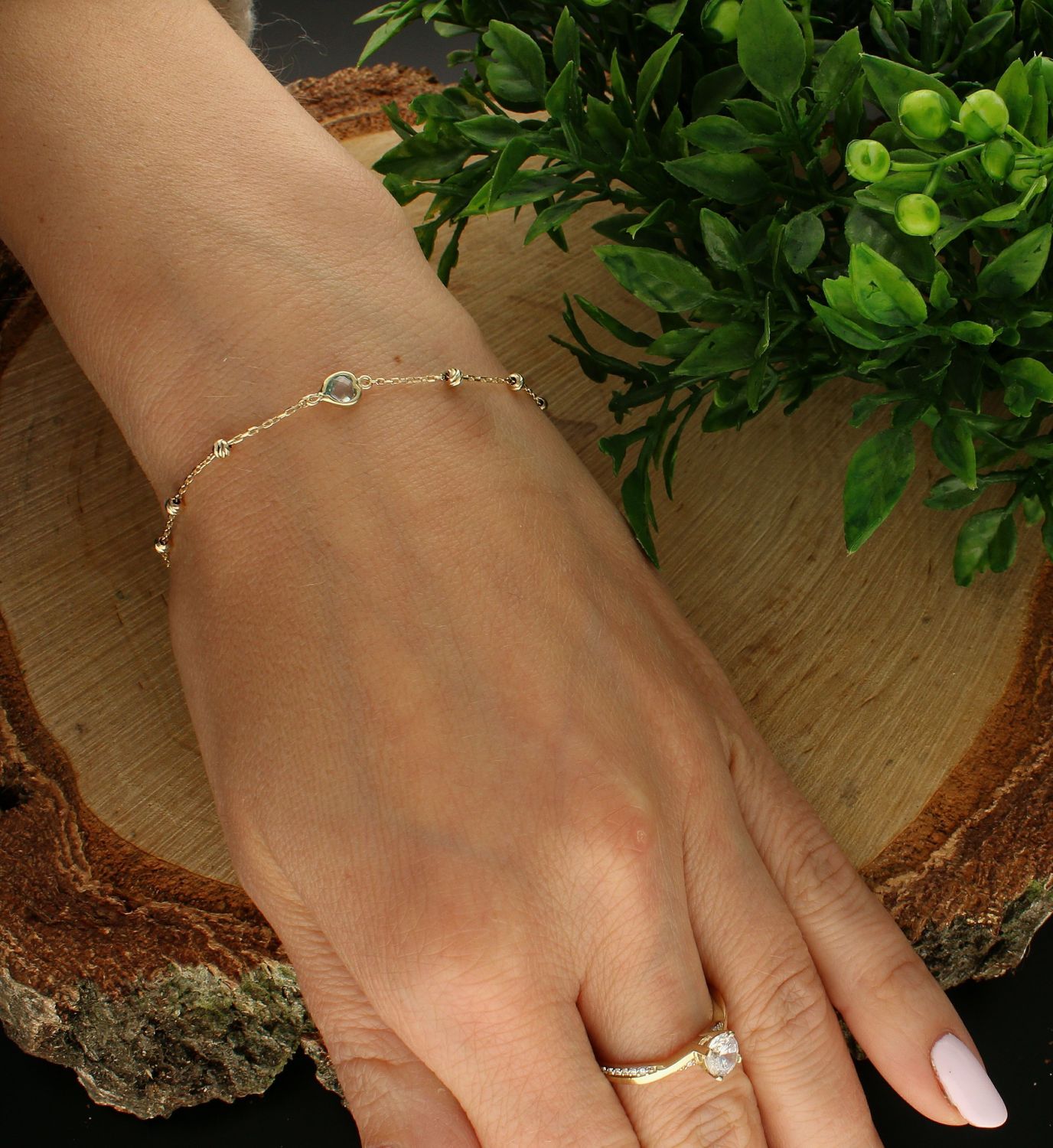 Bransoletka złota 333 z kuleczkami i serduszkiem z cyrkonią BR 4366 333. Bransoletka złota damska. Złota bransoletka z serduszkiem. Złota bransoletka damska klasyczna z cyrkonią. Bransoletka  idealna na prezent. Damska branso (1).jpg